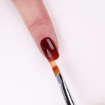 Pensel som påfører en neglelakk for ombreeffekt