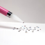 Voks applikator som plukker opp en krystall