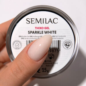 Velstelt manikyr med produkt.