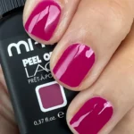 mi-ny gelélakk i fargen Berry Bloom på negl, med flaske