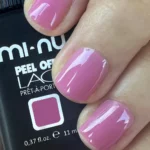 mi-ny gelélakk i fargen Minimal Rose på negl, med flaske