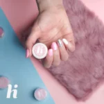 Hi Hybrid chrome-pulver på negl, med produkt