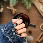 Hi Hybrid gelelakk i grønne farge på negl