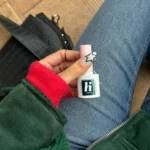 Hi Hybrid gelelakk i grønn stjerne på negl, med flaske