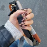 Hi Hybrid gelelakk i brun chrome på negl, inspirasjonsbilde