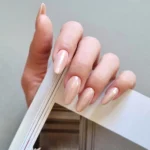 Hi Hybrid gelelakk i rosa nyanse med chrome effekt på negl