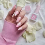 Hi Hybrid gelelakk i rosa nyanse med chrome effekt på negl