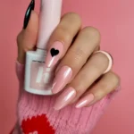 Hi Hybrid gelelakk i rosa nyanse med chrome effekt på negl, med flaske