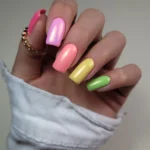 Hi Hybrid gelelakk i flere farger på negl, inspirasjonsbilde