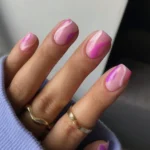 Semilac gelelakk i rosa farger på negl