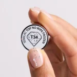 Semilac gelélakk i fargen T34 Frozen på negl, med flaske