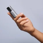 Semilac gelélakk i fargen T34 Frozen på negl, med flaske