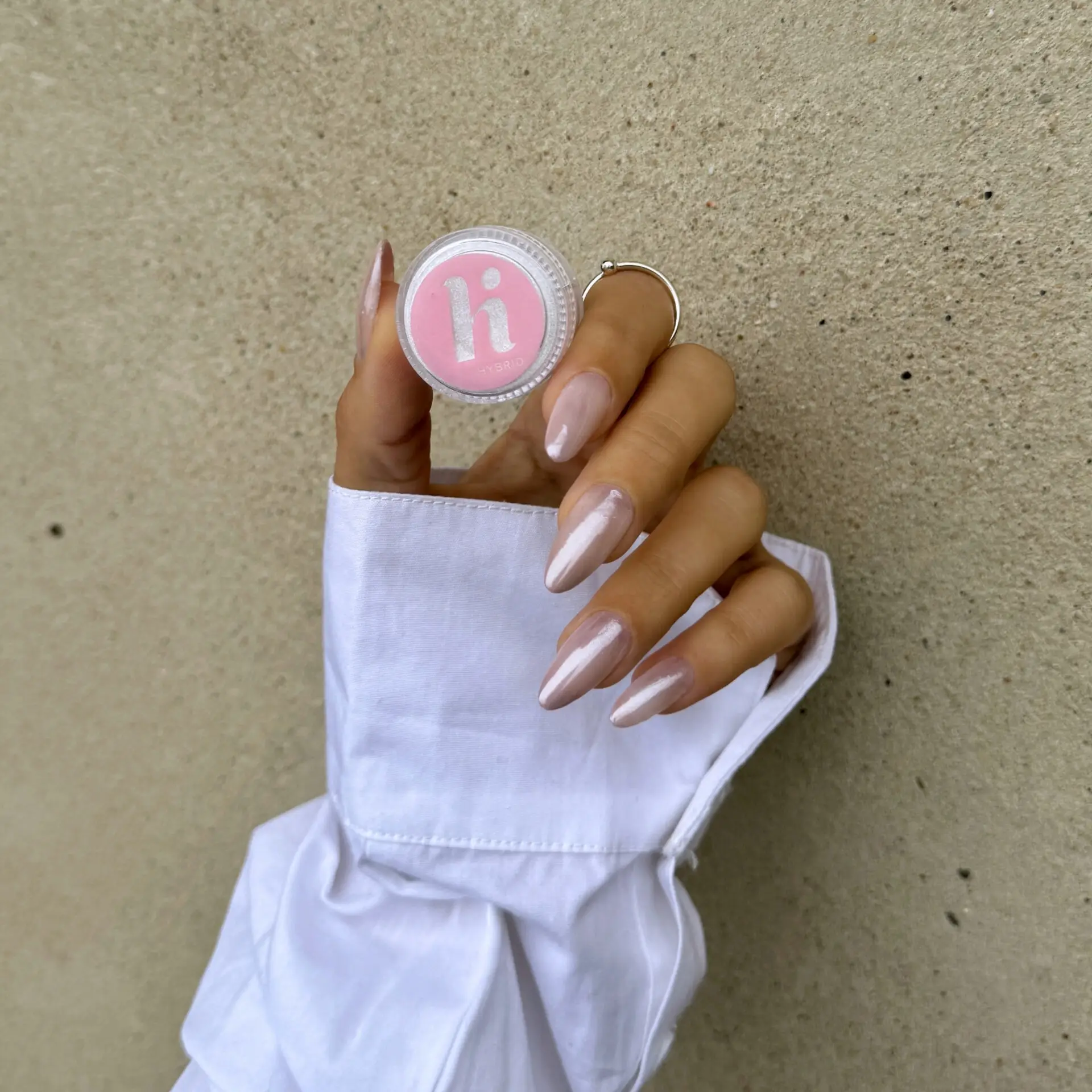 Glazed Donut Nails med nude base, subtil chrome-effekt, perlemorsglans og blank glossy finish.